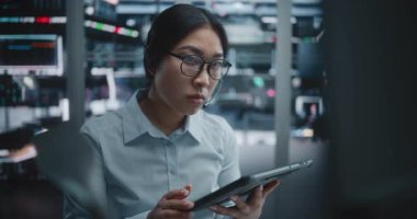 Menkul Kıymetler Borsası, Tablet 'teki Analitik Verileri Çoklu Monitörlerde Gösterilen Büyük Finansal Tablolarla Karşılaştırıyor, Mevcut Piyasa Paylaşımları ve Ticari Faaliyet Hakkında Telefon Teslim Raporu.