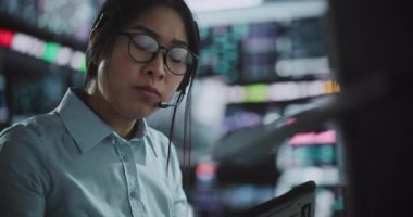 Stresli Kadın Aracı İletişim Krizi Güncellemeleri Mobil, Çoklu Ekran ve Tablet Analizleri Destekliyor. Hızlı Tempolu Dijital Değişimde Sabit Veri Doğrulama, Yüksek Basınç Kararı.