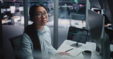 Asyalı Komisyoncu Kadın, Sevdiği Kişiyle Smartphone 'da Karmaşık Çizelge Sohbetleri' ni Analiz Etmekten Bir Anlık Uzaklaştı. Fütüristik Ofiste Olumlu Duygular ve Ferahlatıcı Mola Kurumsal Kariyerin İnsan Tarafı.