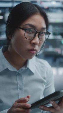 Tüccar Tablet 'teki Analitik Verileri Çoklu Monitörlerde gösterilen Büyük Finansal Çizelgelerle Karşılaştırıyor, Mevcut Piyasa Paylaşım ve Ticari Faaliyetler Masası Telefon Teslim Raporu. Dikey Çekim.