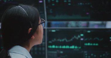 Geniş, Yenilikçi Dijital Daire 'de Kadın Çoklu Analitik Gösteriler Hakkında Gerçek Zaman Stoku Verileriyle İlgili. Kusursuz Küresel İletişim ve Geleceğin Çalışma Alanı Uzmanlığı kavramı.