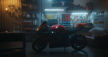 Uzun saçlı genç Asyalı kadın garaja girer, siyah ve yeşil kaskını takar, ve kırmızı spor motosikletine oturur, dikkatle çene kayışını bağlar, ateşleme anahtarı takar ve motoru çalıştırır, sürüşe hazırdır..