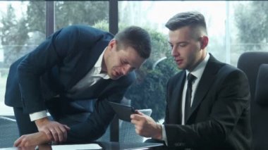 Touchpad kullanarak iş planı sunumu