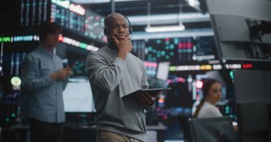 Ticaret Çukuru 'ndaki El İşaretleri ve Hareketleri Kullanan Çeşitli Borsacılar Anında Alım Satım ve Satım Emirlerini Uygula. Afrika kökenli Amerikalı Tüccar Standı, El Sinyali Ticareti Artırıyor, Dijital Tablet Tutuyor.