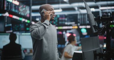 Mutlu Afro-Amerikan Finans Uzmanı Portföy Büyümesi İyi Haberleri Paylaşıyor. Man Rlays Yatırım Haberleri ve Piyasa Başarı İstemcisi veya Smartphone aracılığıyla Meslektaşı. Akıllı Finansal Yönetimin Ödülleri.