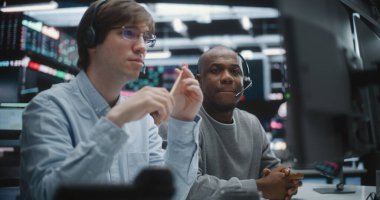 Profesyonel Finans Seviyesi İçin Aday İnceleme Kıdemli Tüccar. Siyah Erkek Akıl hocası, Tüccar Performansının Son İncelemesini Yaptı. Küresel Yatırım Firmasında Bir Sonraki Profesyonel Seviye Taşıma.