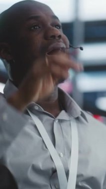 Çeşitli Ticaret Ekibi, Acil Pazar Vardiyası 'na eş zamanlı tepki veriyor. Üç Çeşitli Komisyoncular Toplu Tepki Deneyimi Ellerinizi Sinyal Ticaretine Kaldırın. Canlı Ticaretin Uçucu Doğası. Dikey Çekim.