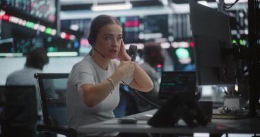 Ani Borsa Çöküşü sırasında Masa Telefonundan Kadın Ticaretçi Aranıyor. Monitörlerde Kadın Şok ve Umutsuzluk Hızla Düşen Çizelge Sarmalı 'nı izliyor. Piyasa çöküşü, acil müdahale..