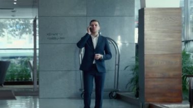 İşadamı telefonla konuşuyor