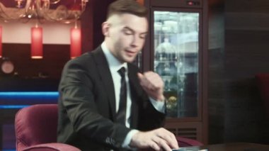 Toplantı için bekleyen iş adamı