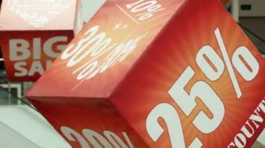 Reklam küp üzerinde büyük satışı işareti