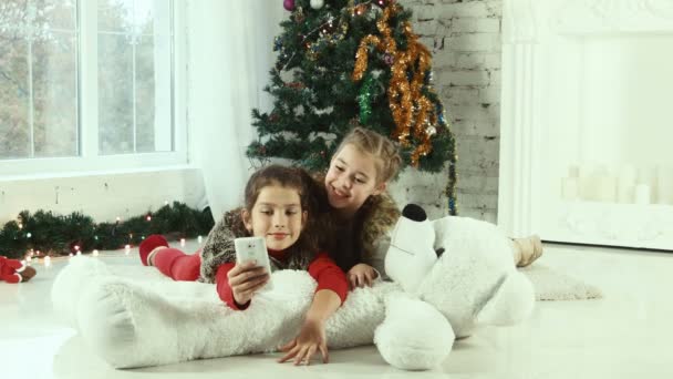 Рождественское селфи двух девушек — стоковое видео