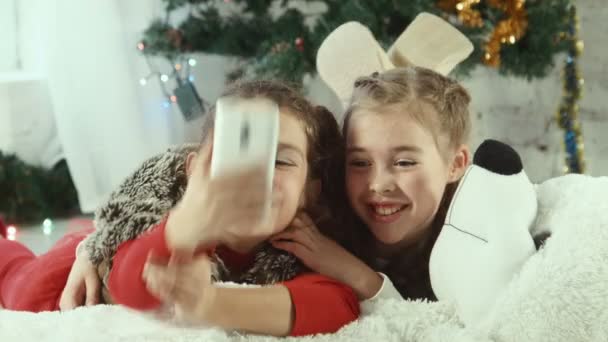 Selfie de Navidad de dos chicas — Vídeo de stock