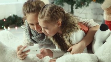 Bir smartphone vasıl bakıyor ve gülüyor iki kız arkadaşım