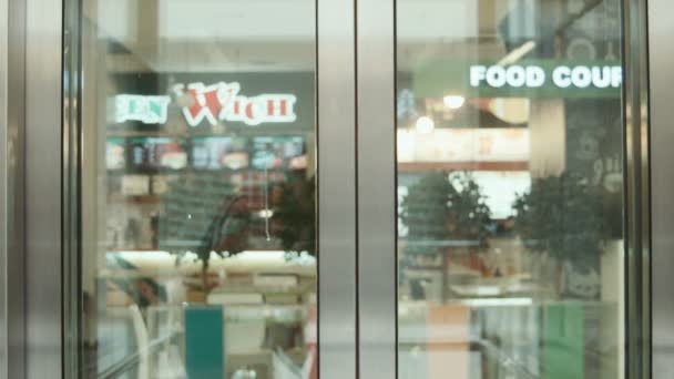 O elevador no centro comercial — Vídeo de Stock