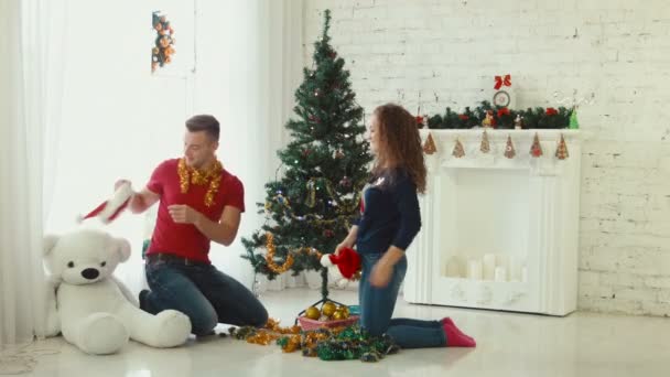Mann trägt Weihnachtsmütze auf einem Mädchen — Stockvideo