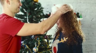 adam bir kızı Santa şapka takıyor