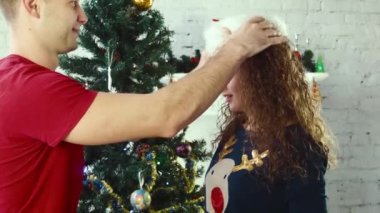 adam bir kızı Santa şapka takıyor