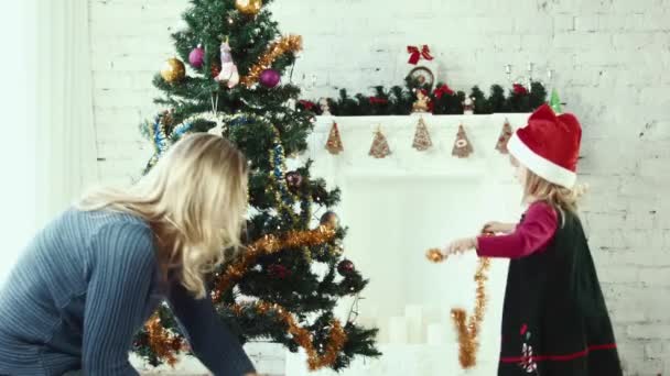 Zdobení vánočního stromečku — Stock video