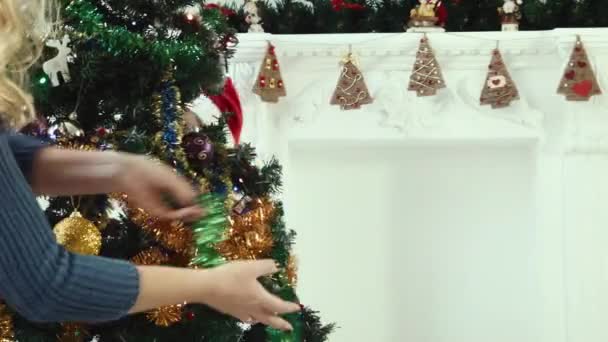 Διακόσμηση του χριστουγεννιάτικου δέντρου — Αρχείο Βίντεο