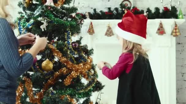 Noel ağacını süslemek — Stok video
