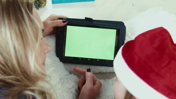 Mamma legge una storia di Natale con touchpad con schermo verde — Video Stock