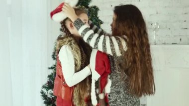 İki kız bir başka Santa şapka giymek