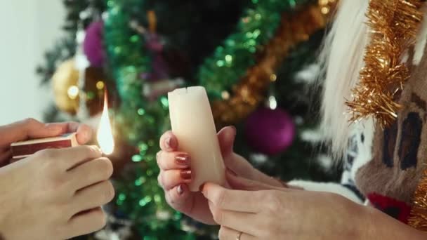 Prender fuego a la vela de Navidad — Vídeos de Stock