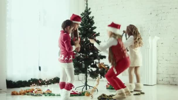 I bambini decorano l'albero di Natale — Video Stock