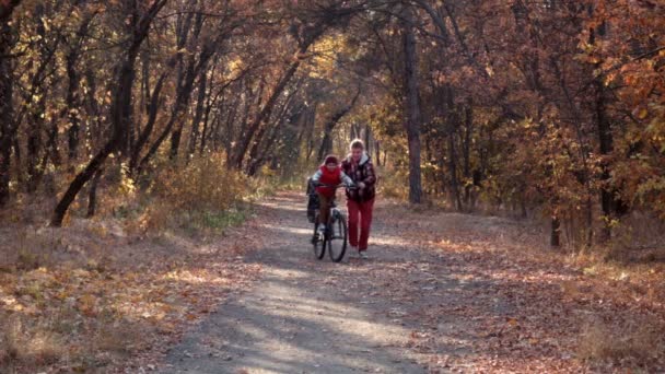 Il padre impara a andare al figlio la bicicletta — Video Stock