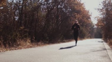 Sonbahar Park'ta koşan kız.