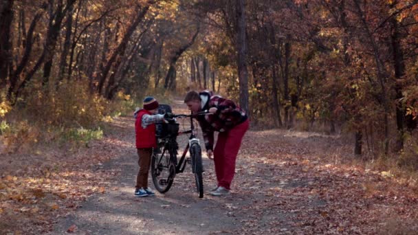 父は息子に自転車デバイスを示しています。 — ストック動画