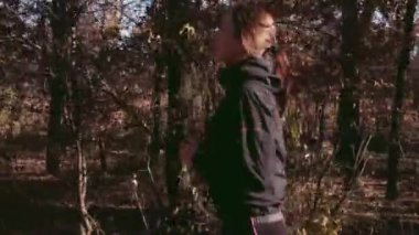 Sonbahar Park'ta koşan kız.