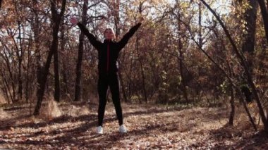 Sonbahar park alýþtýrmalarda kızın yaptığı