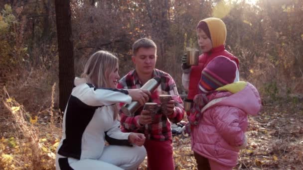 La famille prend le thé dans le parc d'automne — Video