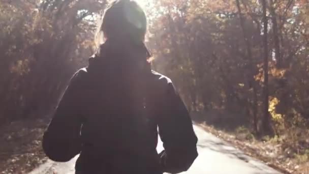 A menina corre em uma pista de corridas no parque — Vídeo de Stock