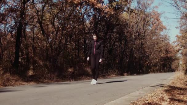 La chica corriendo en el parque de otoño . — Vídeos de Stock