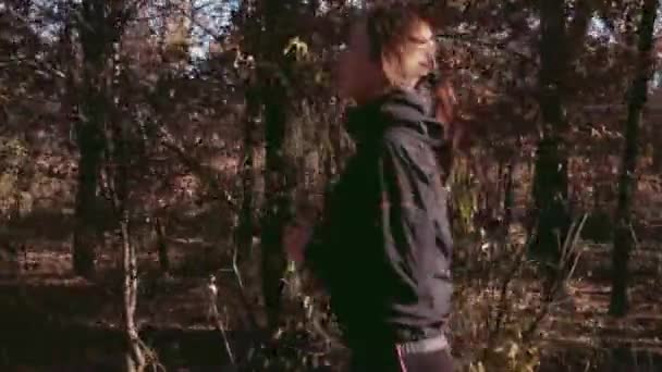 La fille qui court dans le parc d'automne . — Video