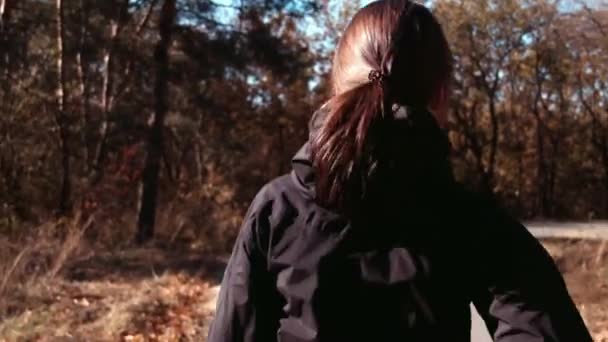 La ragazza che corre in parco di autunno . — Video Stock