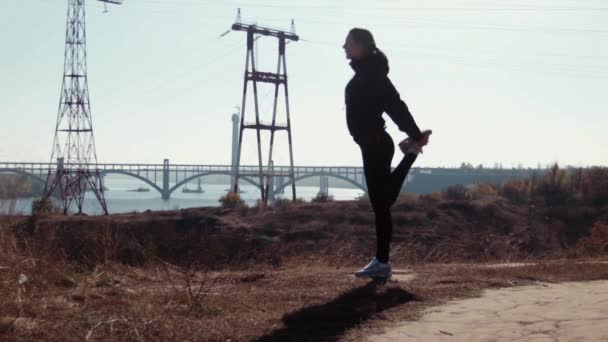 A menina faz exercícios no parque de outono — Vídeo de Stock