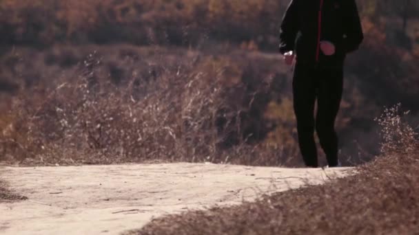 La ragazza che corre in parco di autunno . — Video Stock