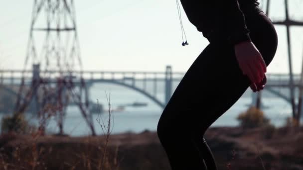 The girl does exercises in autumn park — Stock Video