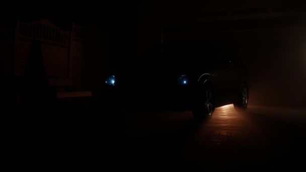 Przełącznik samochodu na reflektory ksenonowe w nocy — Wideo stockowe