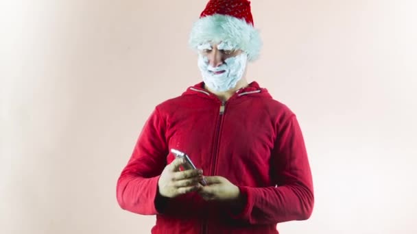 Belachelijk Santa Claus doet selfie — Stockvideo