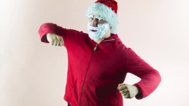 Verrückter Weihnachtsmann wünscht frohe Weihnachten — Stockvideo