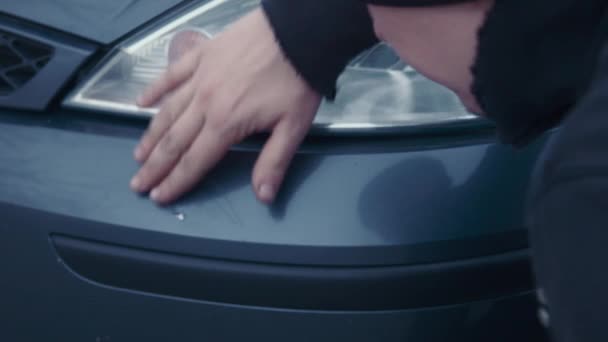 El hombre fotografía en el teléfono rasguños en el coche — Vídeo de stock