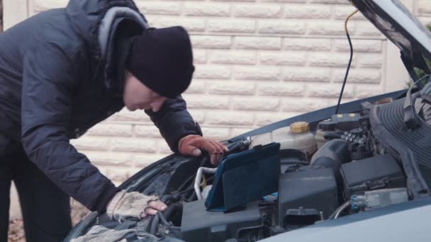 De man controleert de motor met behulp van de touchpad — Stockvideo