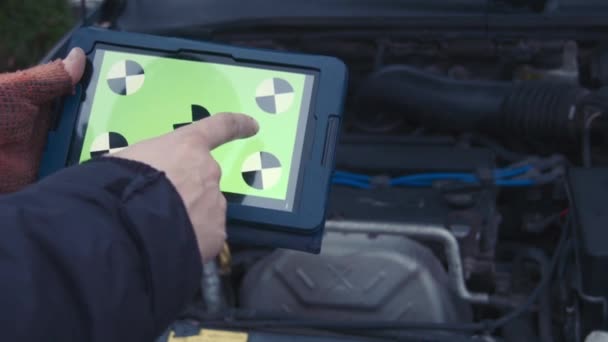 De man controleert de motor met behulp van de touchpad met greenscreen — Stockvideo