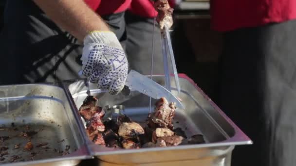 El shish kebab se retira de un pincho — Vídeo de stock