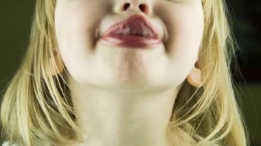 Kamera dilinde küçük şirin kız söndürür